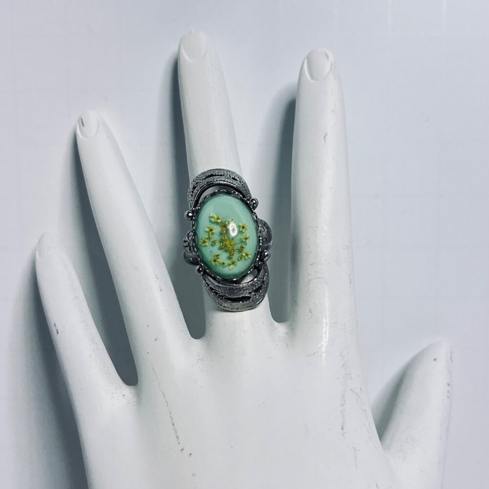 Silver Tone Adjustable Ring With Green Lucite Floral Oval Design (R466)